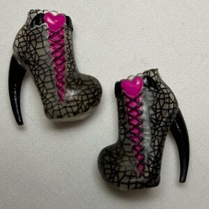 Draculaura’s Black and Pink High Heel Boots for Ghouls Rule Monster High Doll
